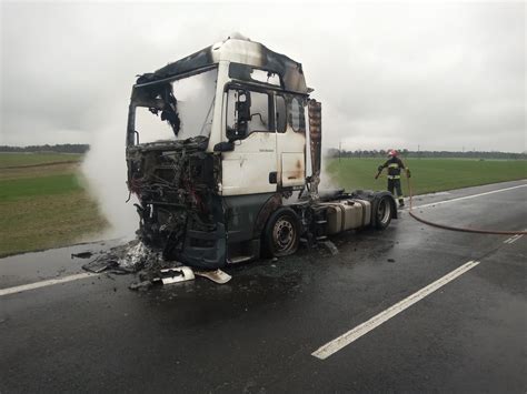 Tematyczne zdjęcie nowoczesnego ciągnika siodłowego na drodze szybkiego ruchu