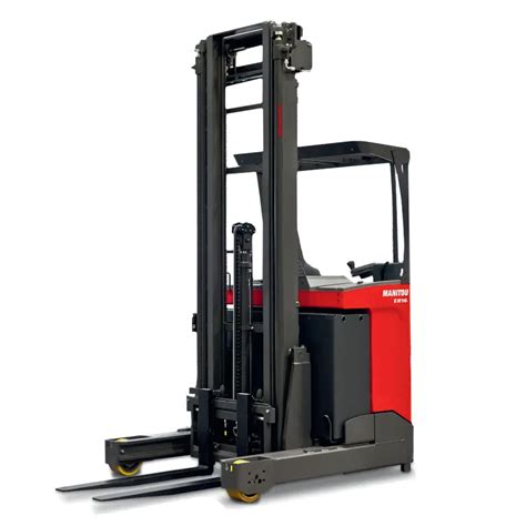 Współczesny wózek widłowy typu reach truck w wąskim korytarzu magazynu
