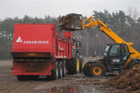 rozrzutnik Annaburger HTS 31D.07 TeleLiner w pracy z uniesionymi burtami