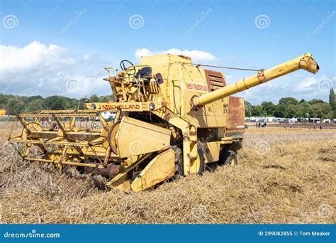 Tematyczne zdjęcie kombajnu New Holland Clayson 1520 pracującego na polu