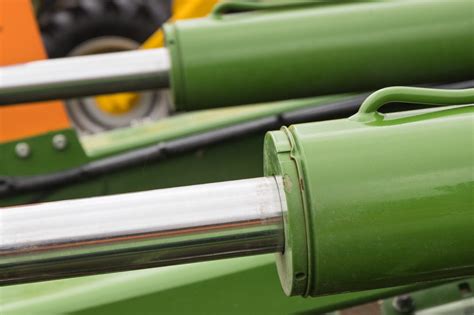 zdjęcie siłownika hydraulicznego zamontowanego w ładowaczu tylnym