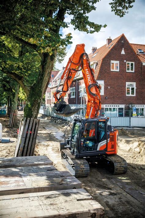 Tematyczne zdjęcie minikoparki Hitachi w pracy