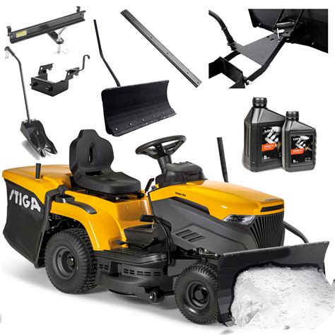 Ilustracja przedstawiająca traktorek Stiga z różnymi akcesoriami, takimi jak pług, rozsiewacz i zbieracz liści.