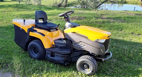 Zdjęcie traktorka Stiga Estate 384 pokazujące agregat tnący i kosz na trawę.