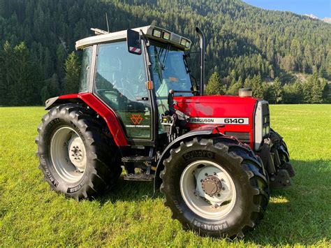 Widok ogólny ciągnika Massey Ferguson 6140 w warunkach polowych