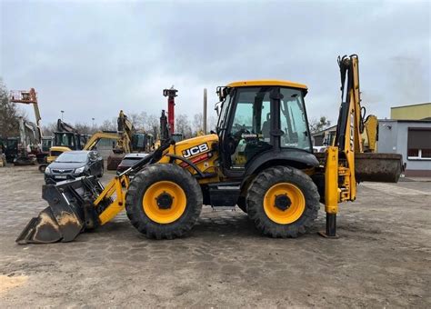 zdjęcie JCB 4CX z wysuniętym ramieniem