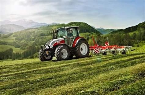 Widok ogólny ciągnika STEYR Kompakt Ecotech nowej generacji w pracy