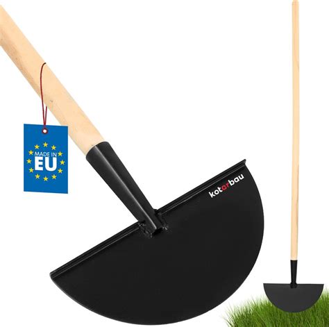 Zdjęcie przedstawiające ręczne wyrównywanie darni grabiami