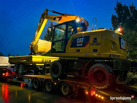 Zdjęcie koparki kołowej Komatsu PW148-8 podczas pracy na placu budowy