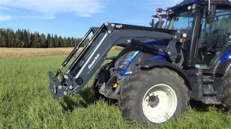 Thematic photo of a Quicke front loader working on a farm