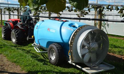 Infographic comparing inspection points for field sprayers and orchard sprayers