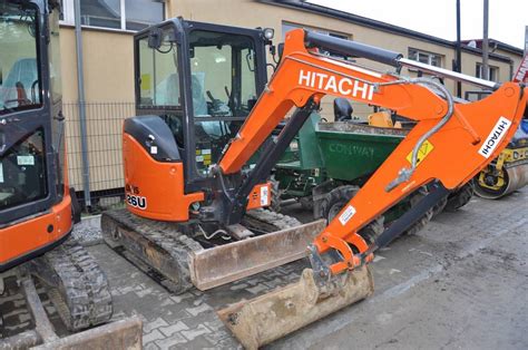 Minikoparka Hitachi w akcji przy pracach ziemnych
