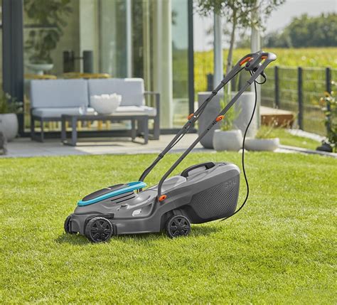 Zdjęcie kosiarki elektrycznej Gardena PowerMax 32 E w akcji