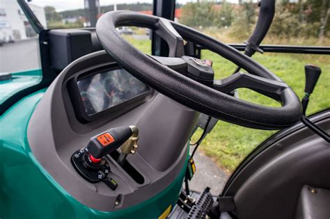 Infografika porównująca parametry techniczne modeli Arbos 2025 i Arbos 5130 Advance