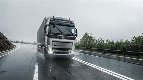 Infografika przedstawiająca działanie Aktywnego Układu Kierowniczego Volvo