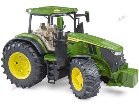 Zabawka traktor John Deere z farmerem i przyczepą pełną zwierząt