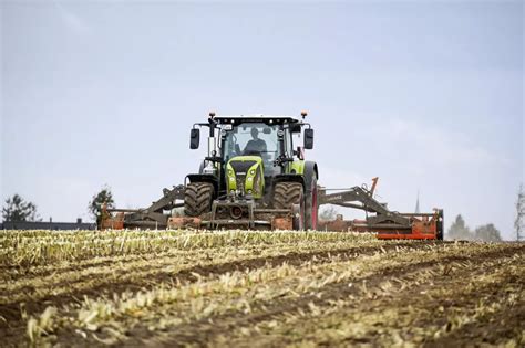 Ciągnik rolniczy Claas Arion 660 na polu podczas testów