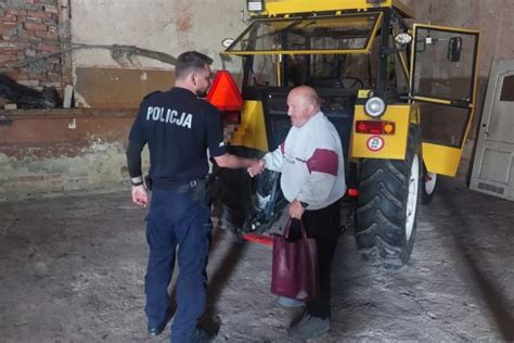 Policjanci prowadzący śledztwo w sprawie kradzieży ciągnika rolniczego