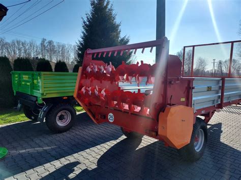 zdjęcie różnych typów rozrzutników obornika (talerzowy, jednoosiowy, tandem)