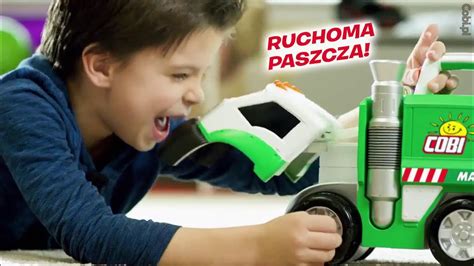 Zdjęcie produktowe pojazdu Cobi Max Łakomczuch w akcji podczas zbierania klocków