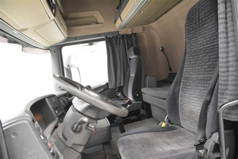 Wnętrze kabiny Scania R420 Topline z widocznymi łóżkami i schowkami