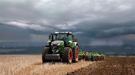 zdjęcie ciągnika Fendt 1000 Vario Gen4 w polu