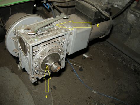 zbliżenie na mechanizm napinacza z widocznym miejscem na sprężynę