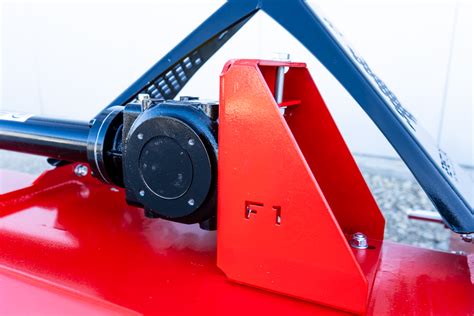 Schemat budowy kosiarki bijakowej z zaznaczonymi nożami i bijakami