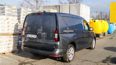 Widok z boku na Forda Transita z podwójną kabiną i zamontowaną skrzynią wywrotką