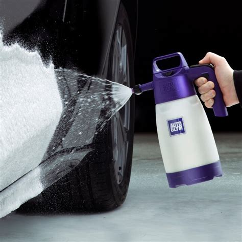 Ręczna pianownica (foam sprayer) w akcji, pokrywająca powierzchnię gęstą pianą