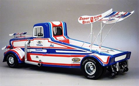 Zdjęcie dragstera Kenworth Super Boss Tyrone'a Malone'a podczas wyścigu