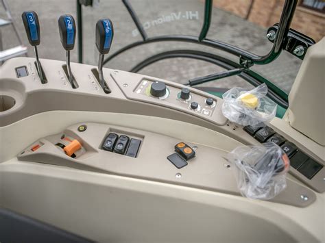 Panel sterowania skrzynią biegów w ciągniku Renault Ares