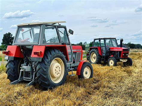 czarno-białe zdjęcie ciągnika Ursus C-45 w pracy na polu