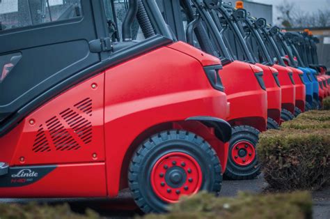 zdjęcie różnego rodzaju wózków widłowych: elektrycznych, spalinowych, bocznych i terenowych