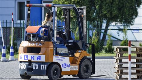 zdjęcie operatora wózka widłowego podczas szkolenia lub egzaminu UDT