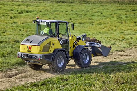 Ładowarka kołowa Wacker Neuson z operatorem