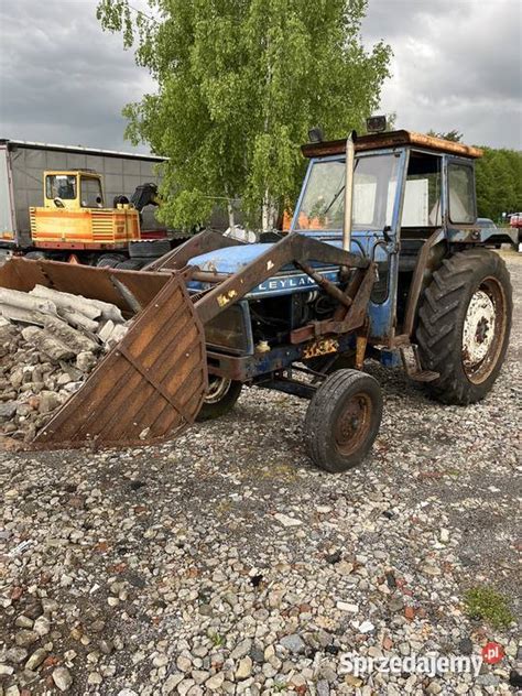 Ford 4600 z zamontowanym ładowaczem czołowym podczas pracy