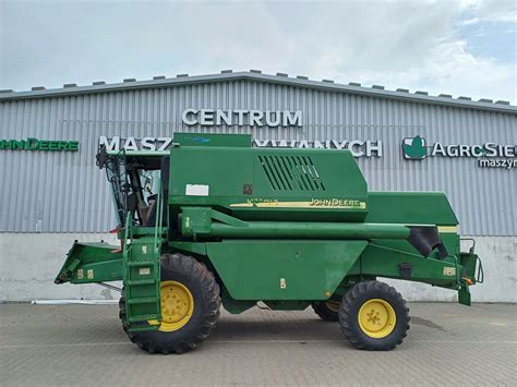 Kombajn zbożowy John Deere w akcji