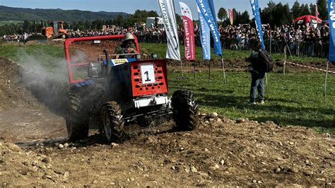 zdjęcie z Wyścigów Traktorów, pokazujące rywalizujące maszyny