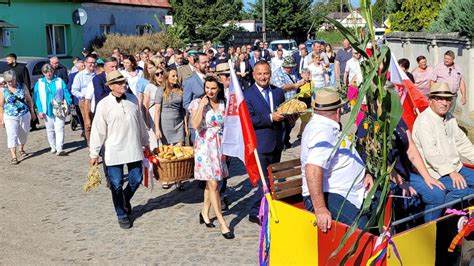zdjęcie z dożynek, pokazujące korowód dożynkowy z ciągnikiem