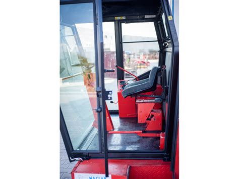 Wnętrze kabiny kombajnu Bizon Rekord Z058