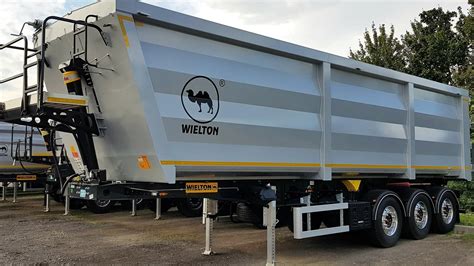 Ilustracja przedstawiająca naczepę wywrotkę Wielton w ruchu, podkreślająca jej wszechstronność w różnych zastosowaniach transportowych.