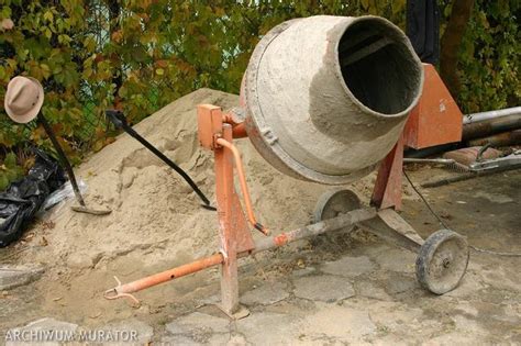 zdjęcie różnych modeli używanych betoniarek o różnej wielkości i pojemności