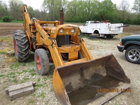 Thematic photo of an old UNHZ front loader on a tractor