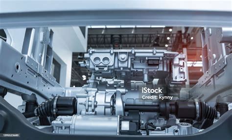 schemat budowy kosiarki z zaznaczonym układem napędowym