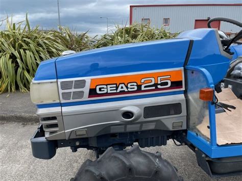 Traktor Iseki GEAS 25 z widocznym miejscem pod siedzeniem