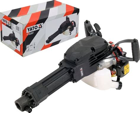 Zdjęcie młota wyburzeniowego spalinowego Yato YT-82007 w akcji