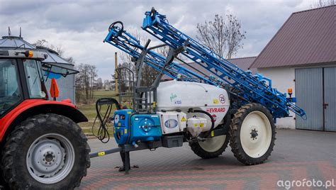 Zdjęcie opryskiwacza z szeroką, stabilizowaną belką w akcji