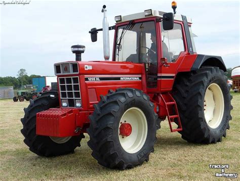 Zdjęcie odrestaurowanego ciągnika International Harvester 1255XL