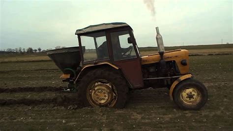 Ursus C-330 w pracy na polu